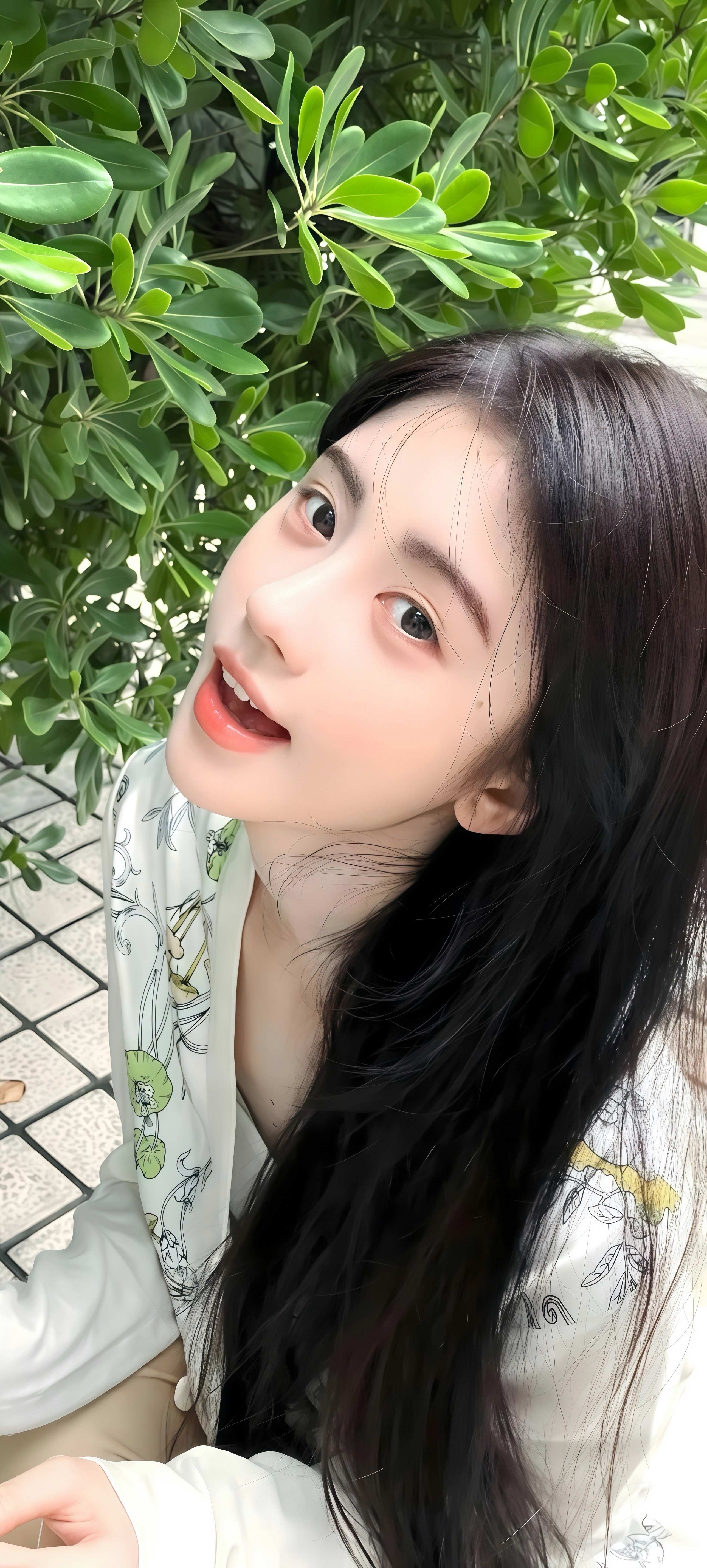 夏日清新壁纸 绿植背景元气少女竖版手机锁屏
