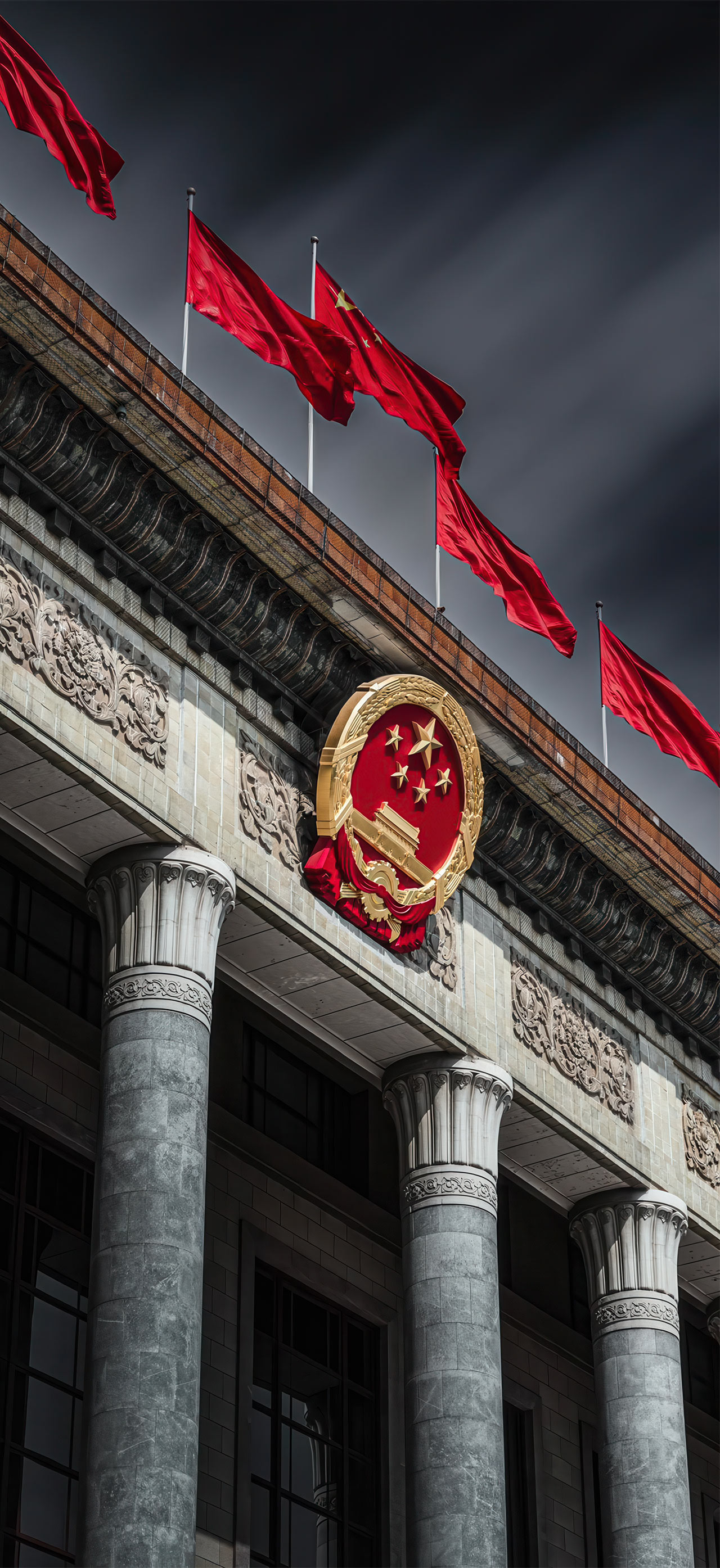 4K 高清国徽红旗建筑手机壁纸,庄严建筑上的中华人民共和国国徽与五星红旗,爱国主题无水印竖版背景图