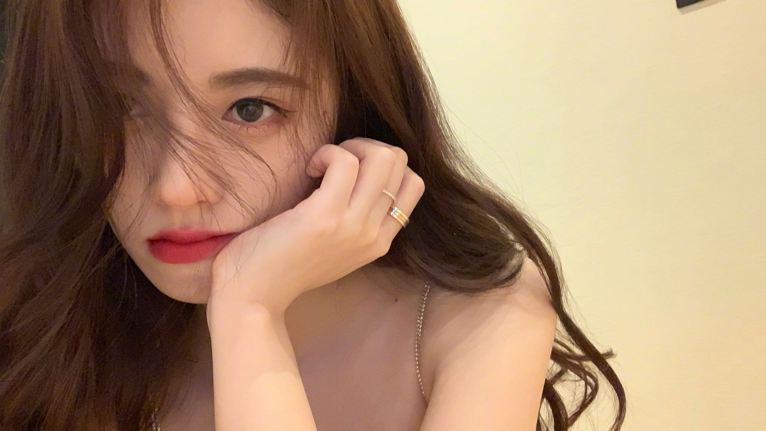 温柔棕发女生居家托脸自拍 4K 高清无水印壁纸