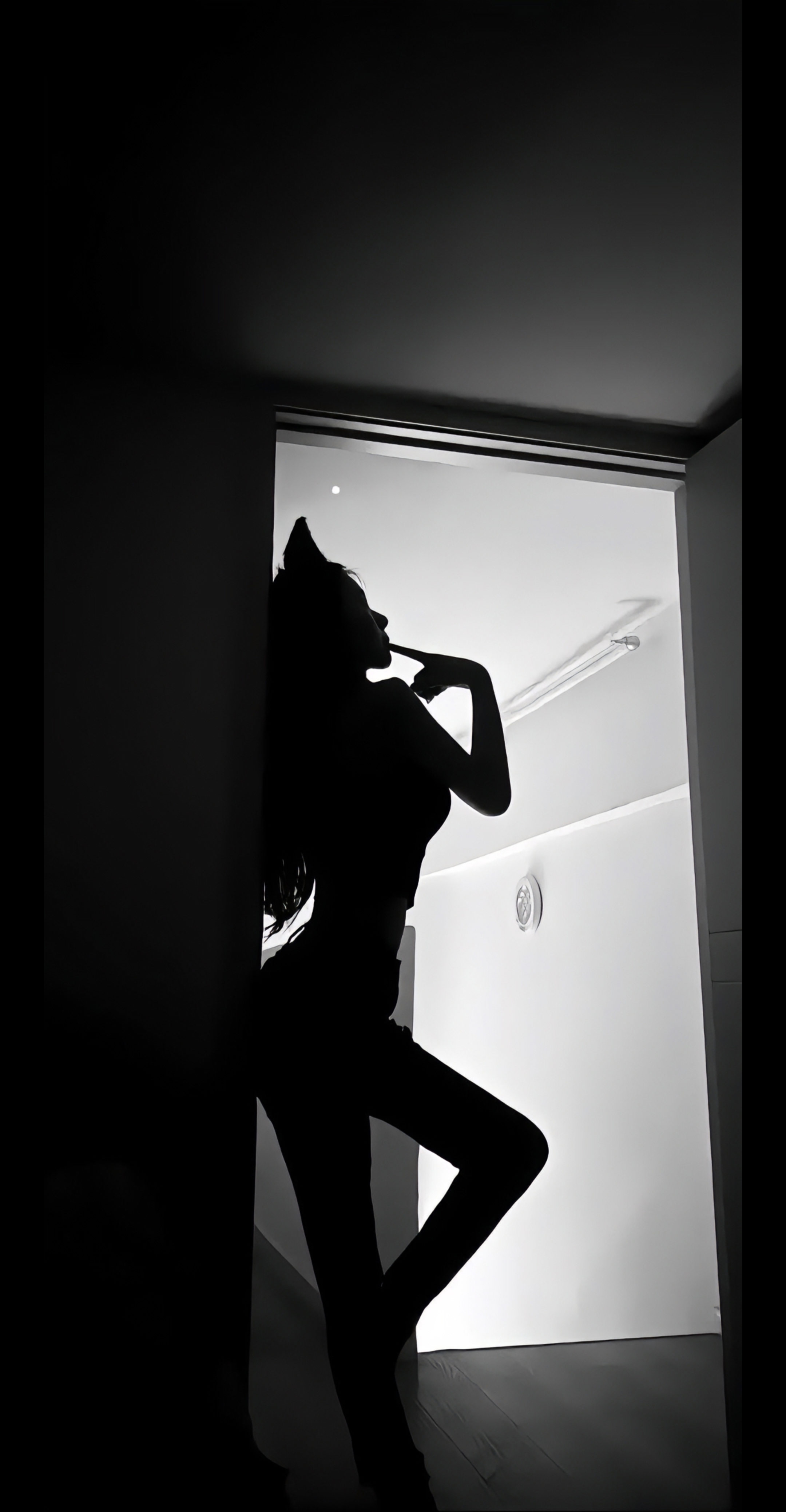 4K 黑白逆光门框酷飒女生剪影手机壁纸 高级氛围感人像
