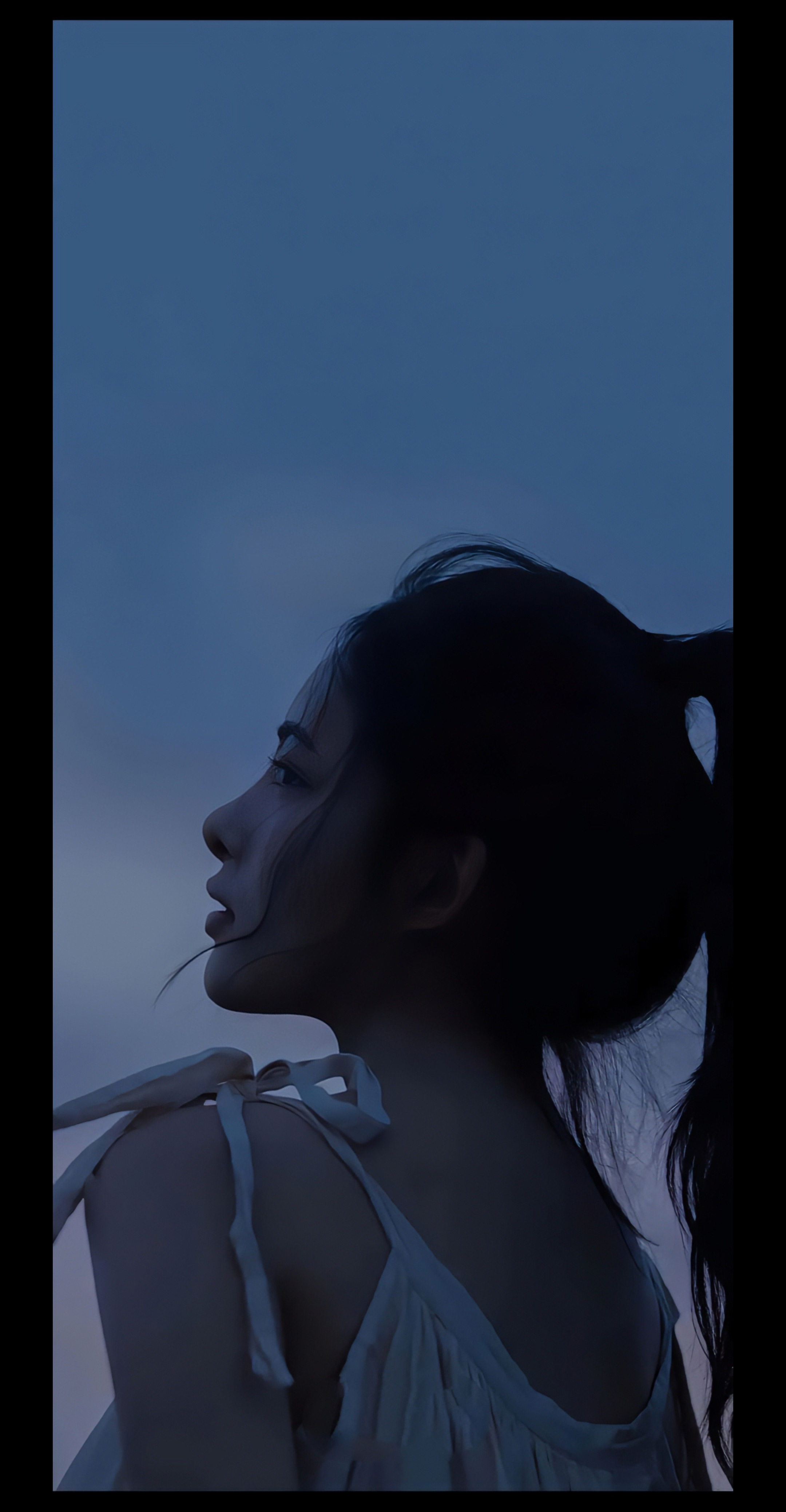 4K 蓝调暮色高马尾女生侧脸手机壁纸 清冷氛围感插画