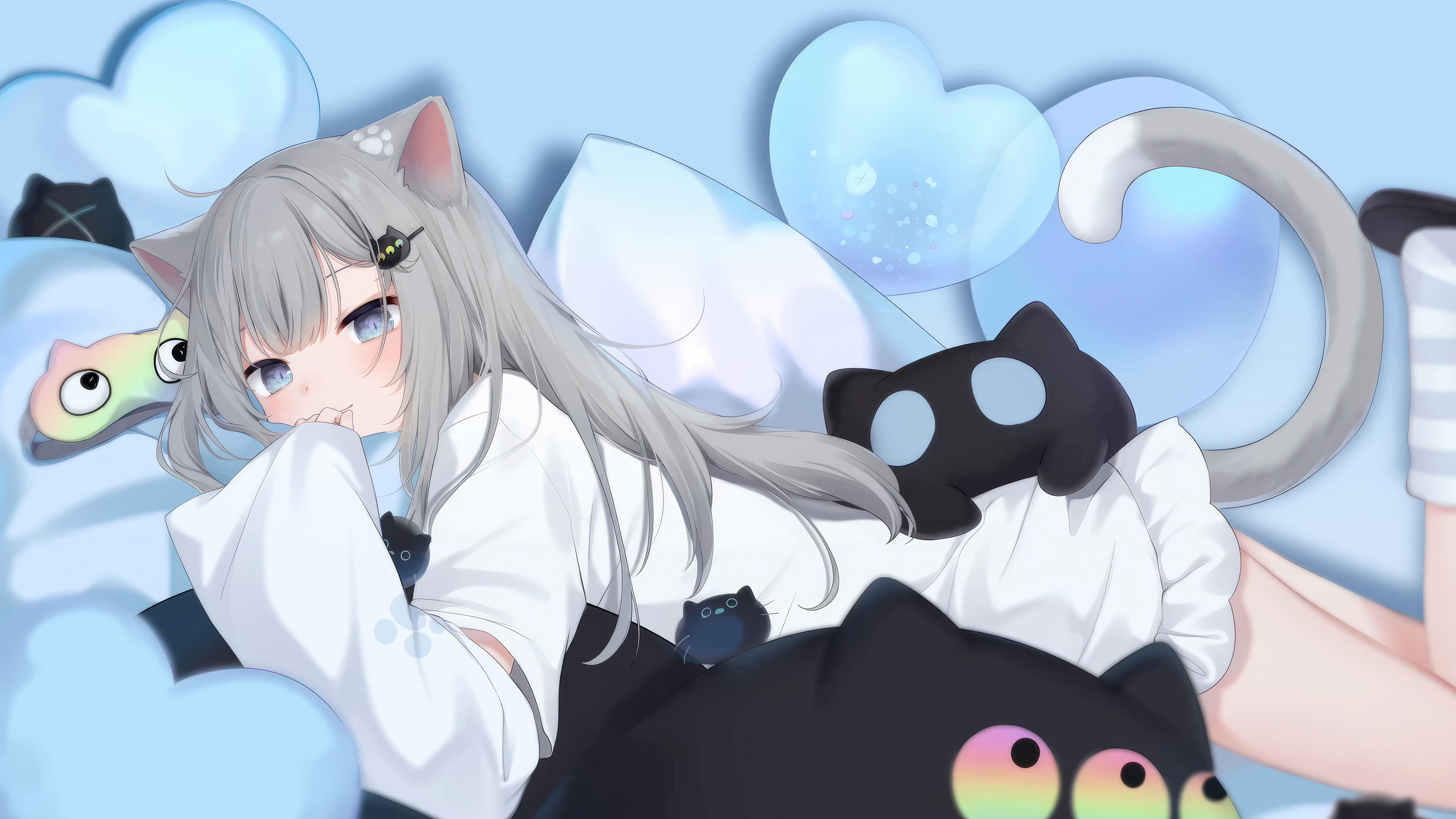 4K 高清二次元猫耳少女横版插画,灰长发兽耳猫尾,慵懒躺卧,黑色猫咪玩偶,浅蓝色爱心抱枕,清爽日系动漫,无水印电脑壁纸