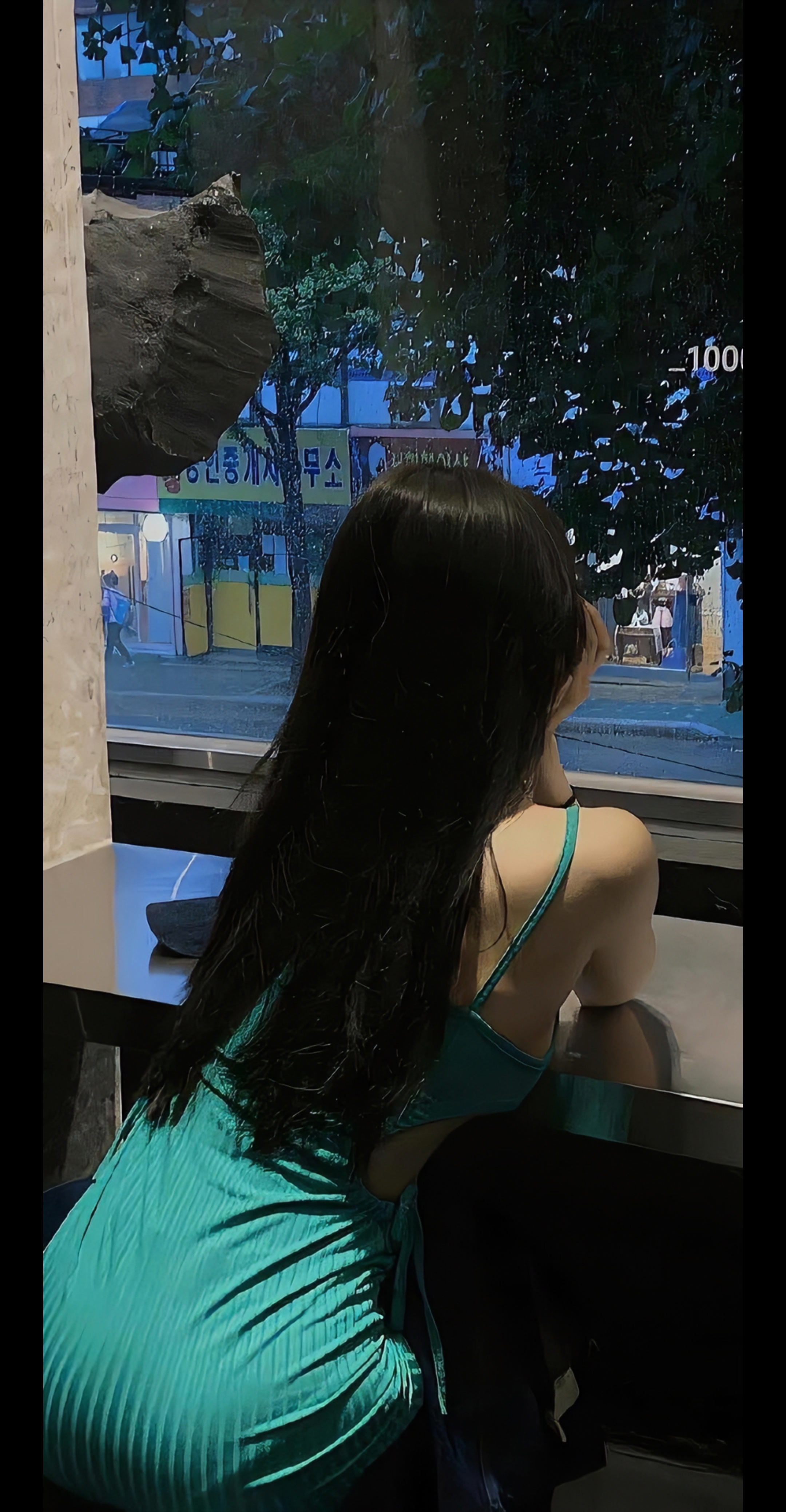 4K 韩系咖啡馆窗边长发女生背影手机壁纸 温柔氛围感人像插画