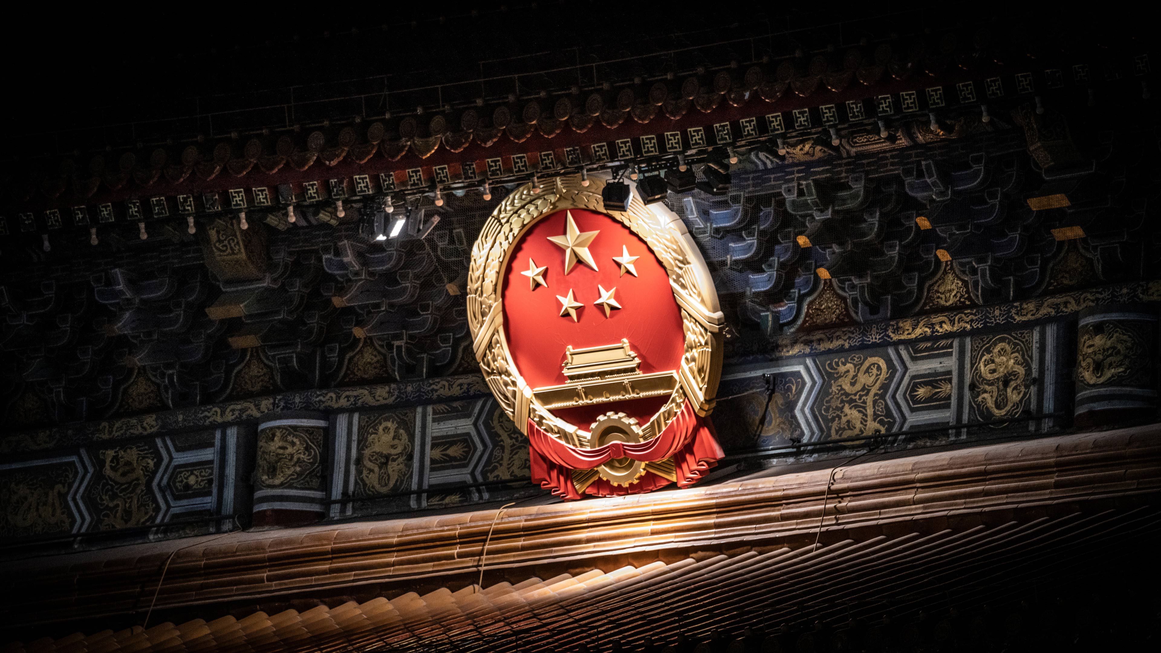 4K 高清大会堂国徽特写电脑壁纸 暗光中式彩绘建筑国徽庄重无水印横版图片
