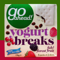 Dutch imported Berry strawberry yogurt coated sandwich biscuits 178g boxed meal replacement casual snack biscuits