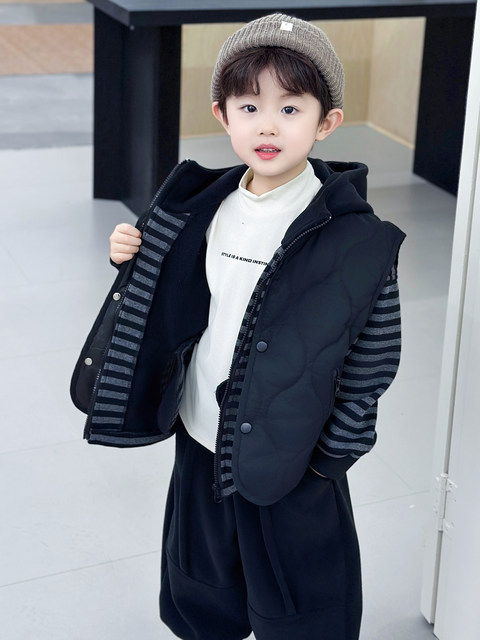 Boys suit autumn and winter 2025 new style baby plus velvet clothes children's quilted vest and pants three-piece set