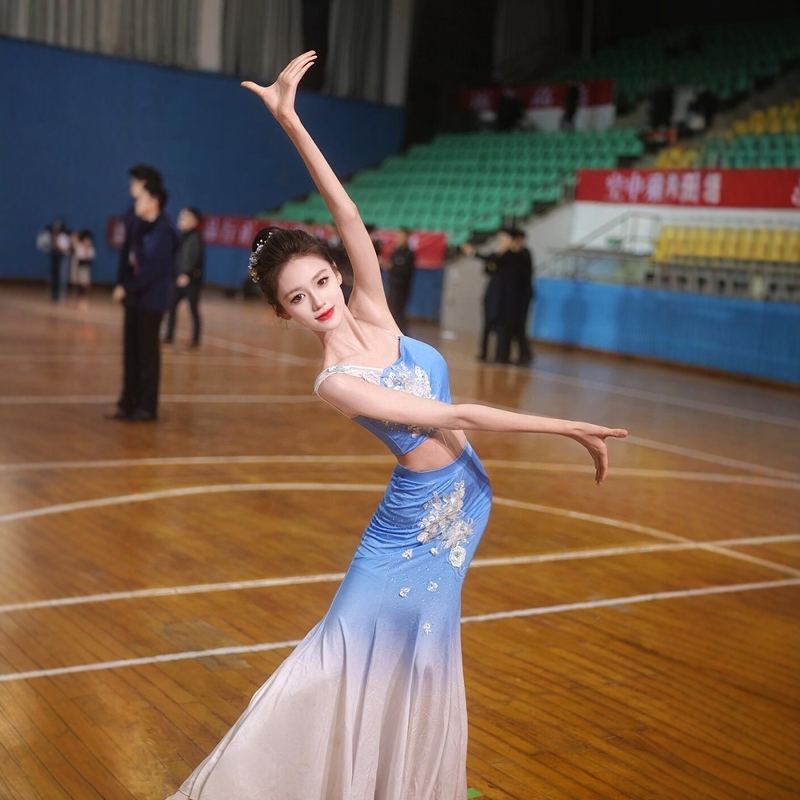 ダイ族のダンス衣装、パフォーマンス衣装、シーサンパンナの孔雀のグラデーションダンスフィッシュテールスカート、練習用スカート、学生の芸術試験のダンス衣装