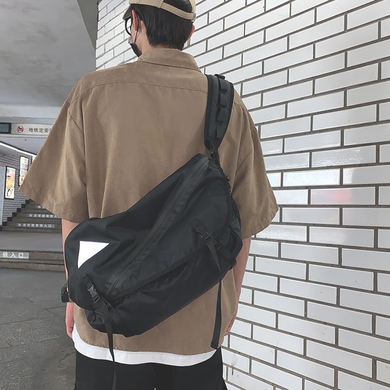 Single Shoulder Slanted Satchel for men Tide Cards Large Capacity Tooling Bag Students Casual Ins Day Ensemble of Shoulder Charter can Post-Difference Bag