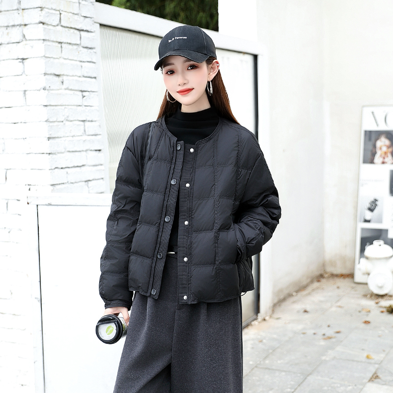 Round Neck Short Lightweight down Jacket for Women, Winter 2025 New Style, Loose Fit, 90% White Duck down Baseball Jacket, Black Coat
