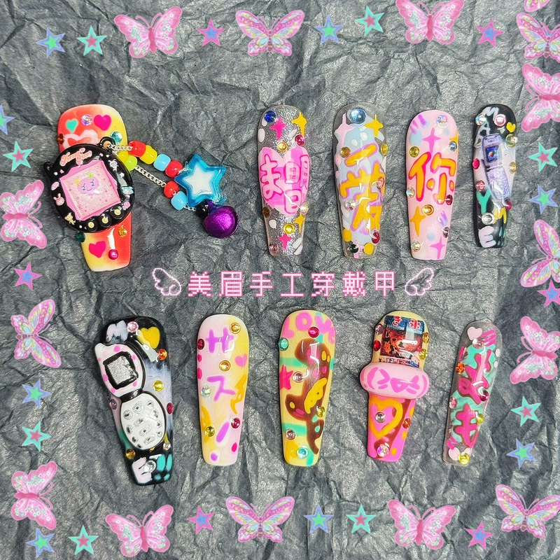 Trendy Girl Wears Ancient-Style Tamagotchi Nail Art, Retro Phone Squishy Wearable Nails, Non-Mainstream Showa-Style Niche Trendy Girl Wears Ancient-Style Tamagotchi Nail Art, Retro Phone Squishy Wearable Nails, Non-Mainstream Showa-Style Niche