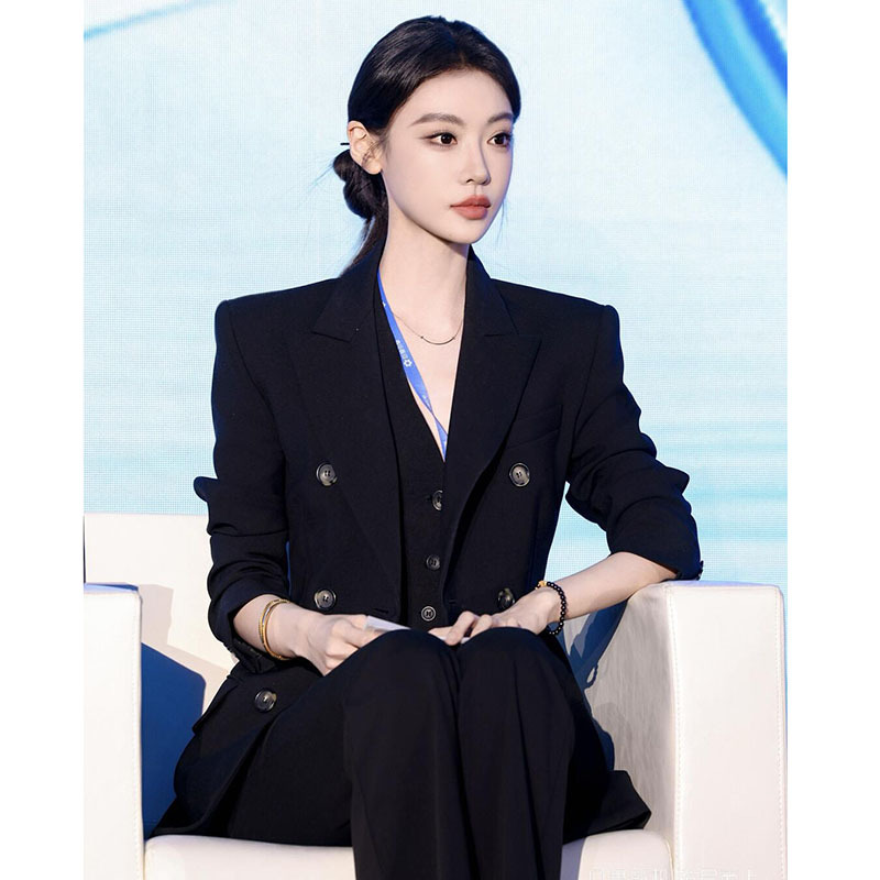 Didi Is Not Afraid of Looking the Same as Others When Commuting, and Has a Stylish and Sophisticated Interview Look with a High-End, Old-Money Style Double-Breasted Suit Vest Three-Piece Set Didi Is Not Afraid of Looking the Same as Others When Commuting, and Has a Stylish and Sophisticated Interview Look with a High-End, Old-Money Style Double-Breasted Suit Vest Three-Piece Set