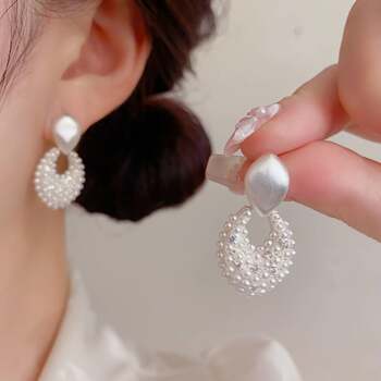 Counter official french style retro metal brushed diamond-shaped pearl earrings for women, light luxury, versatile, high-end and slimming