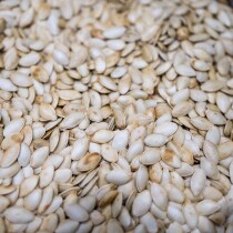 Exclusive heat-sealed fresh grain Emperor pumpkin seeds original boiled black King Kong full 2 bags of 500g