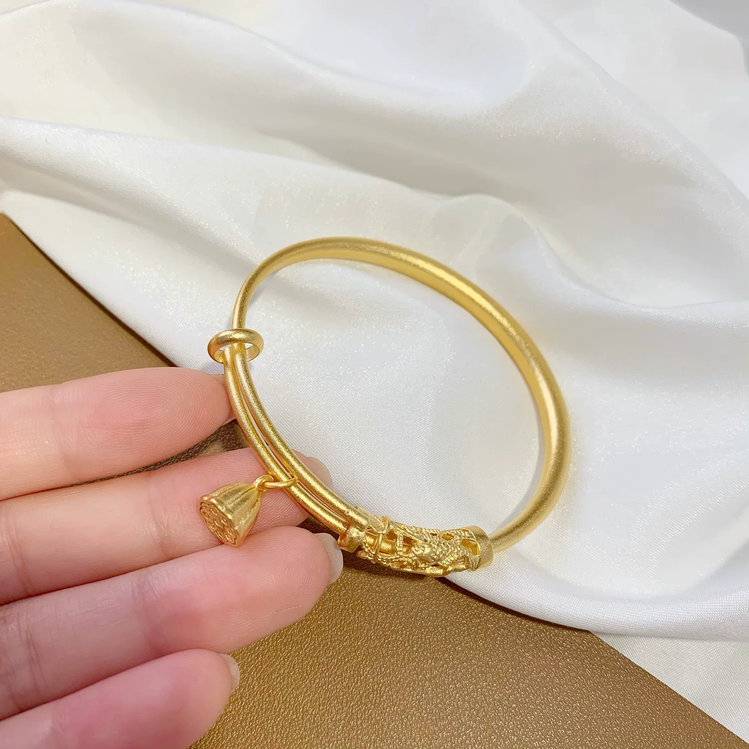 Hollow carved lotus gold covered silver ancient bracelet gold 9999 fashionable round belly ladies push-pull bracelet bracelet