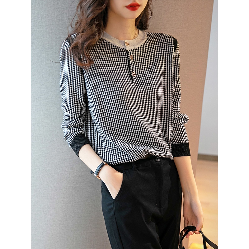 Black and white checkered knitted sweatshirt woman 2022 spring autumn new retro foreign pie 100 hitch loose and slim long sleeve round collar blouse