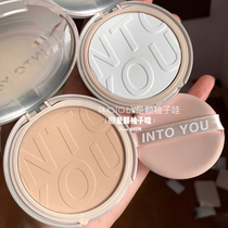 INTO YOU intoyou powder make-up oil control concealer soft Coke honey powder leather leather waterproof dry and wet dual use