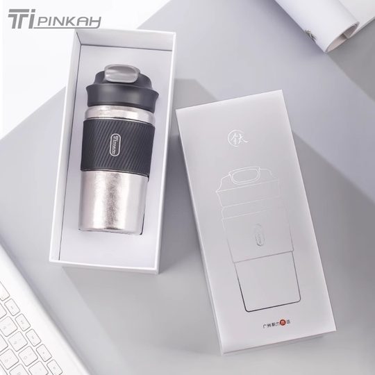 Large-Capacity Coffee Thermos Cup with Double-Layer Insulation, Compact and Portable, New Model for Autumn and Winter 2024, High-Value Water Cup with Straw