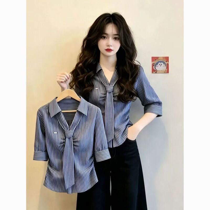 This Year's Popular Light-Mature Style Design Features a Collared Blue Striped Short-Sleeved Shirt for Women That Is Slimming and Elegant This Year's Popular Light-Mature Style Design Features a Collared Blue Striped Short-Sleeved Shirt for Women That Is Slimming and Elegant