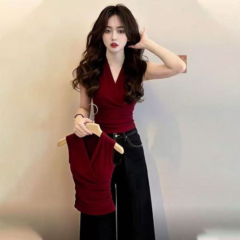 This Year's Popular Gentle Style Red V-Neck Sleeveless Vest for Women with a Design Featuring Pleated Waist-Cinching and a Slim Fit Short Top This Year's Popular Gentle Style Red V-Neck Sleeveless Vest for Women with a Design Featuring Pleated Waist-Cinching and a Slim Fit Short Top