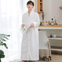 Белая модель на молнии