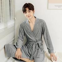 Серый мужчина [в ванном халате с водой после принятия душа]