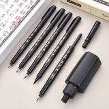 Студенты по написанию писательской кисти Soft Head Используют специальную каллиграфию специальной каллиграфии в небольшом случае Кай Кай в Мо да Кай.