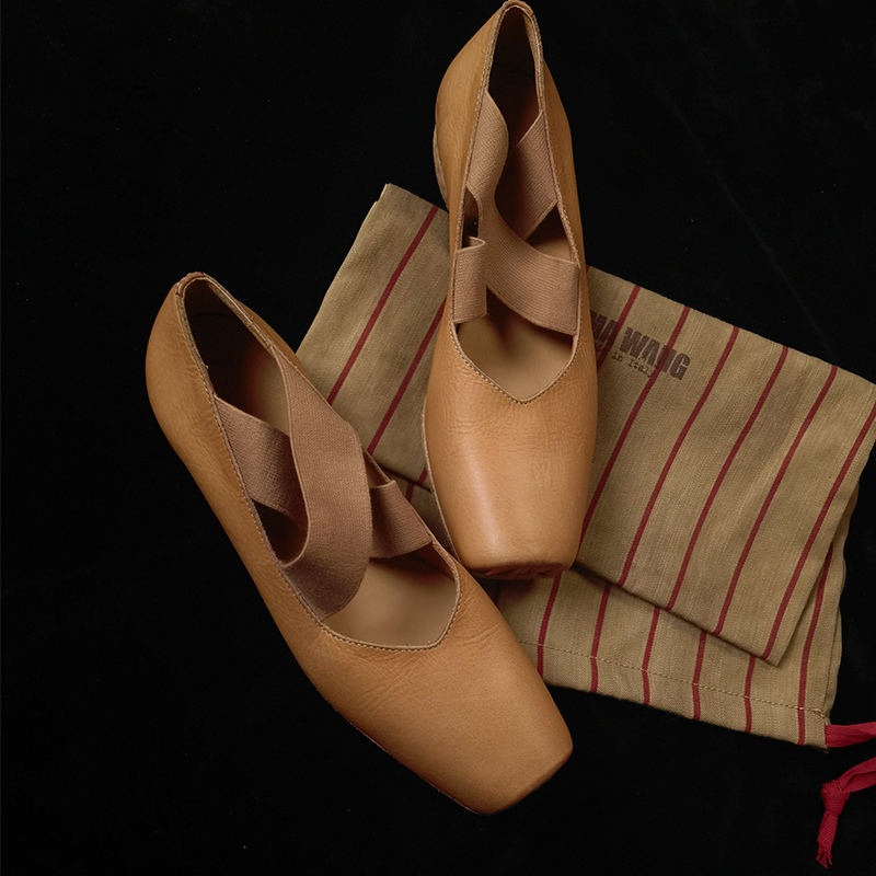 Hand-Washed Vintage-Style Uma Pig-Nose Ballet Shoes with Classic Square Toe and Cross-Strap Mary Jane Design