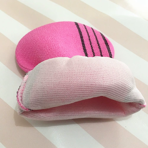 Бабушка потирает перчатки для полотенца для ванны, купание назад, две стороны, ванна, грязь, купальный артефакт