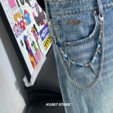 Синий браслет из бисера, небольшие дизайнерские штаны в стиле хип-хоп, тренд сезона