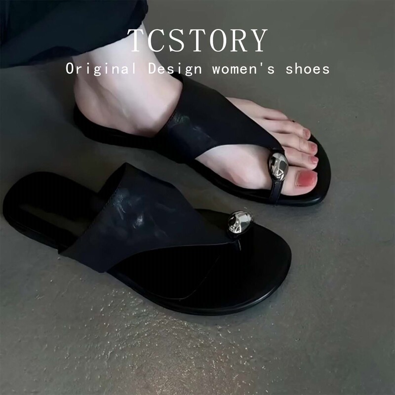 Sheepskin Version~2026 Fashionable Black Thong-Toe Slippers for Women, Summer Metal-Decorated Flat-Soled Outdoor Sandals Sheepskin Version~2026 Fashionable Black Thong-Toe Slippers for Women, Summer Metal-Decorated Flat-Soled Outdoor Sandals