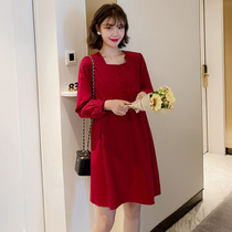 Pregnant woman with dress and autumn dress French style small crowdleader in dress retro style with long and thin pregnant woman skirt