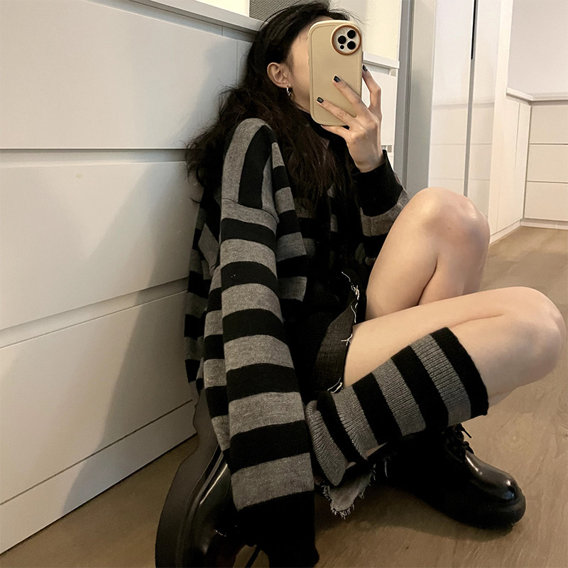East Day is a curly atmosphere sensation killer V collar striped sweater women's spring and autumn blouse Sox sleeve Item Circle Three sets