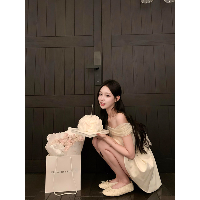 White Off-The-Shoulder Dress for Women, High-End French Engagement Dress, Elegant Socialite Style, Lace-Up Tube Top Birthday Dress White Off-The-Shoulder Dress for Women, High-End French Engagement Dress, Elegant Socialite Style, Lace-Up Tube Top Birthday Dress