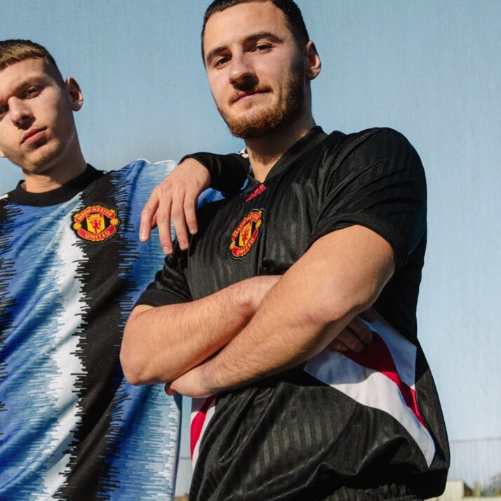 Inos Co-Branded Red Devils Blockcore Football Retro Jersey Short-Sleeved V-Neck T-Shirt Sports Casual Embroidered American Style