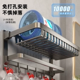 Сетка для хранения в комнате с серого полотенец.