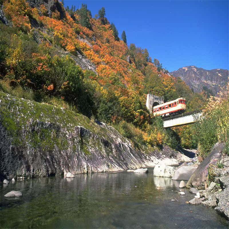 The scenic photos are taken with a real picture.