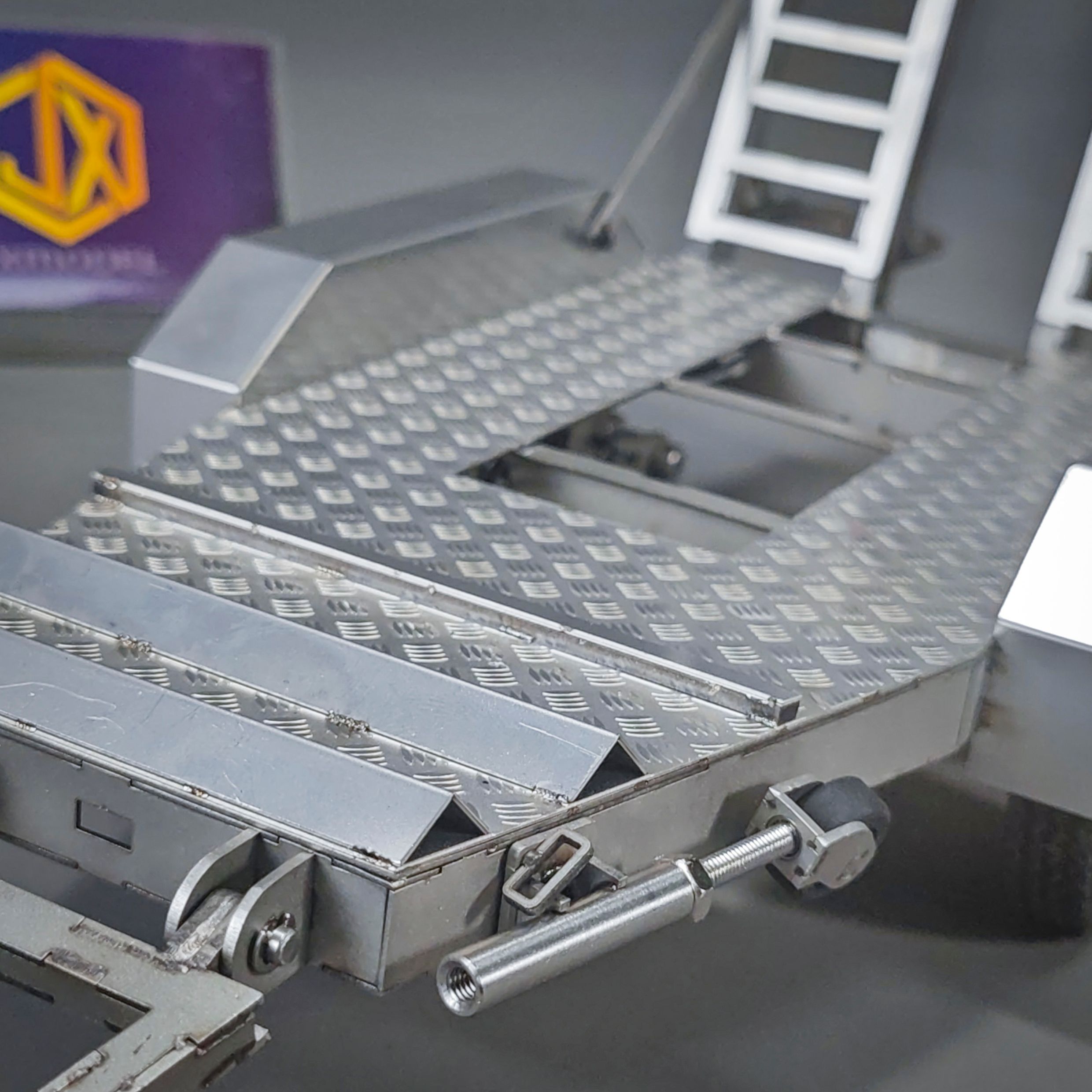 Zweiachsiger technischer Mini-Anhänger – JXmodel 1/14 Metallmodell mit beweglicher Rückleiter und Rücklichtern, E20-Bagger – Detail 13