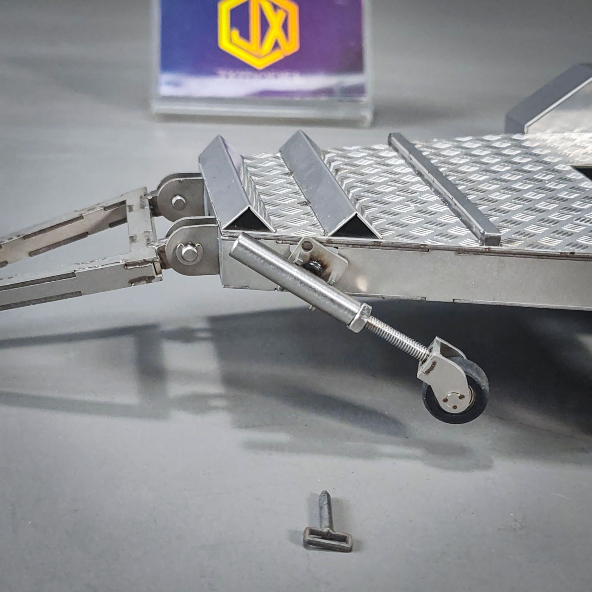 Zweiachsiger technischer Mini-Anhänger – JXmodel 1/14 Metallmodell mit beweglicher Rückleiter und Rücklichtern, E20-Bagger – Detail 14