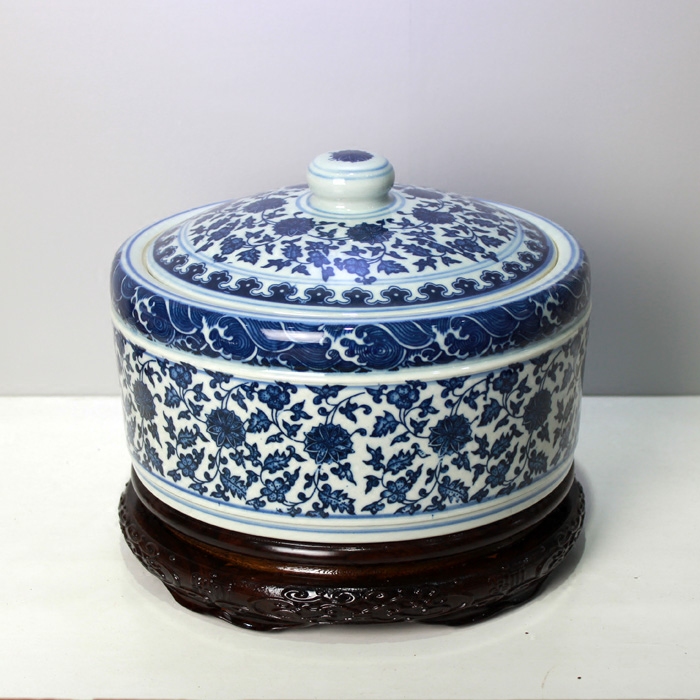Blue and white lotus tea cake pot blue and white porcelain large tea pot Pu 'er seven seed cake tea box tea storage pot