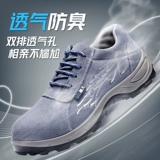 Электрик, изолируя рабочую трудную мужскую стальную головку.