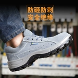 Электрик, изолируя рабочую трудную мужскую стальную головку.