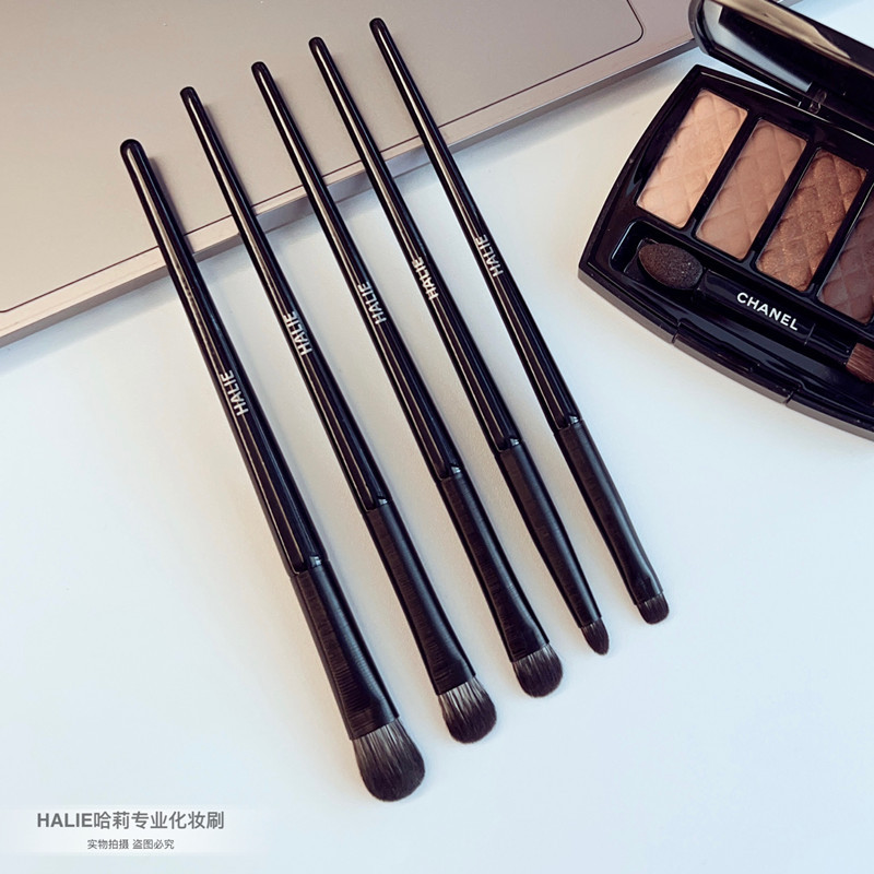 No Single Brush Is Useless; the Eyeshadow Brush with Flat Head, Three-Piece Set, Soft Bristle Nose Shadow Brush, Makeup Brush, Blending Brush, Lip Brush No Single Brush Is Useless; the Eyeshadow Brush with Flat Head, Three-Piece Set, Soft Bristle Nose Shadow Brush, Makeup Brush, Blending Brush, Lip Brush