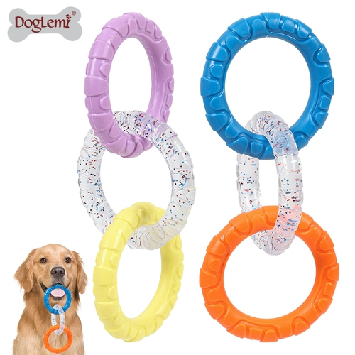 Собачья собачья зубы, укусить игрушку, тусклый, кружок кусочек собаки, взаимодействие, тяги зубов потребляют физическую силу большие собаки