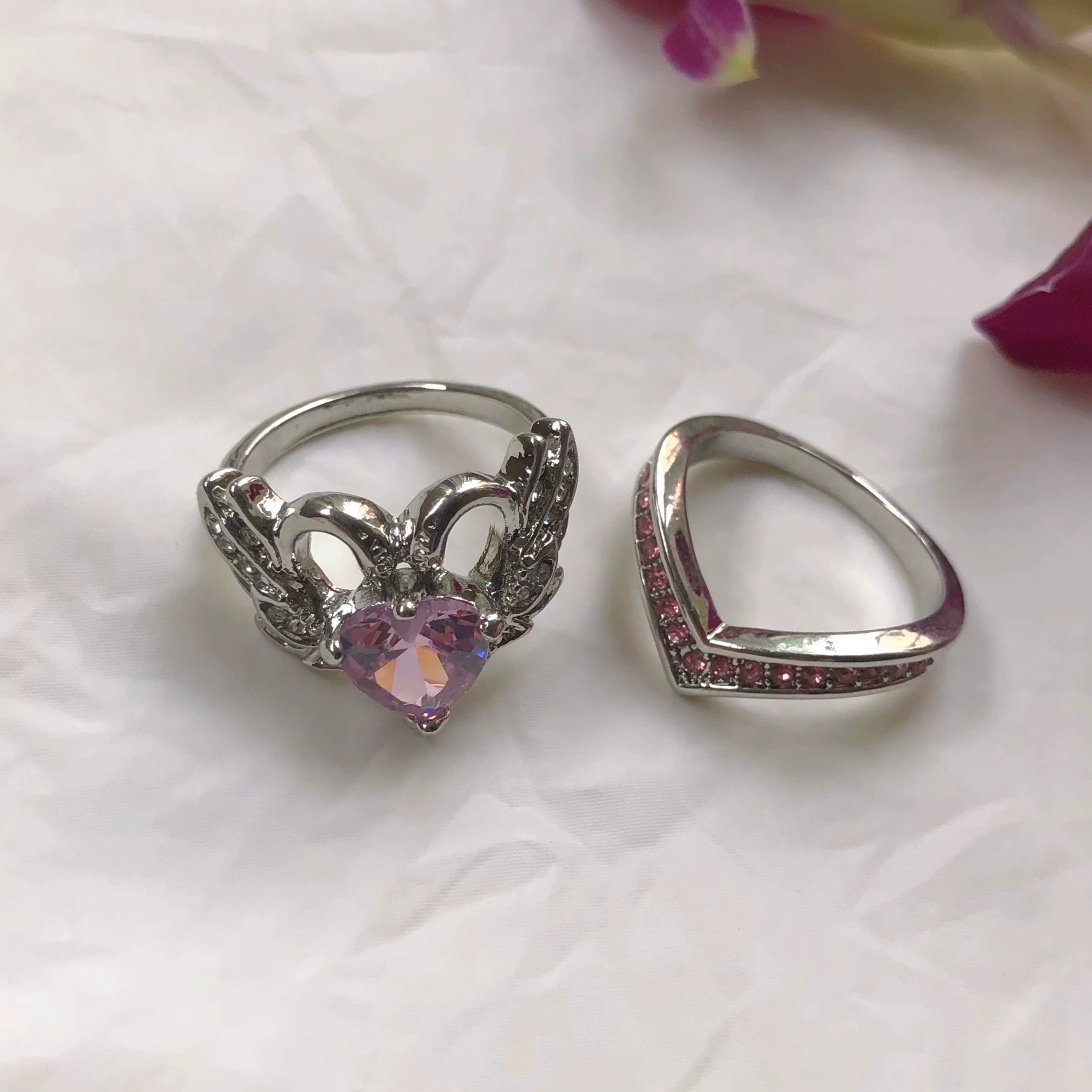 Электронное изделие/игрушка? Но текст: "Electronic Pet @pink love ring hot girl millennium niche sweet stack weares wearer rings y2k" переведём корректно: