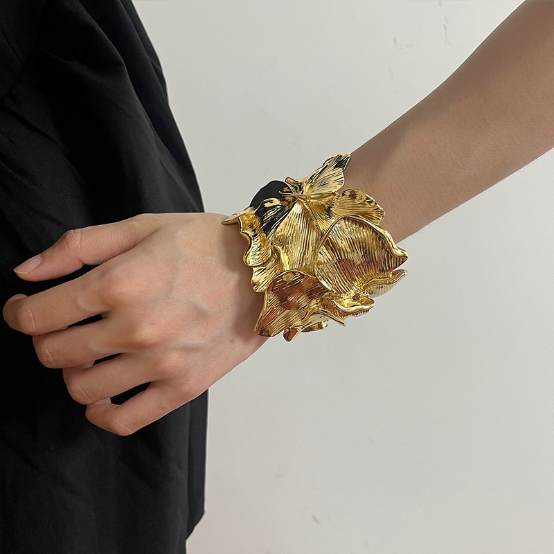 Za Fashion Light Luxury Style Retro Gold Spliced Flower Bracelet European and American Exaggerated Open Design Alloy Floral Jewelry