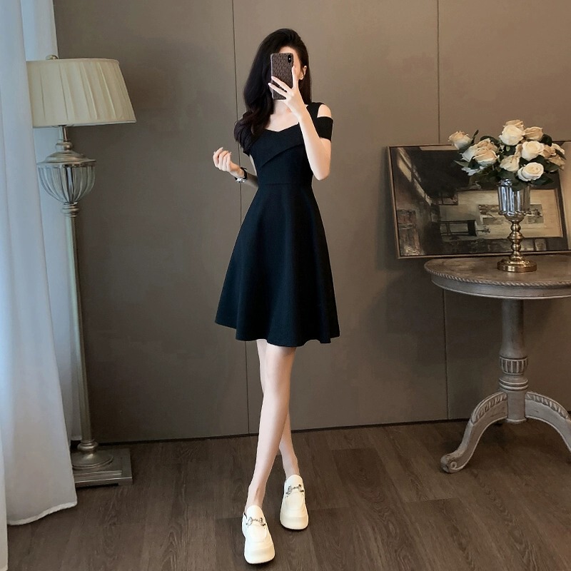 Black French-Style Off-Shoulder Dress for Women, Summer Slimming, Elegant, Petite Hepburn-Style Little Black Dress, Super Popular Spaghetti Strap Dress