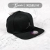 Air Jordan màu đen và đỏ khâu thêu thể thao và mũ bóng chày giải trí 861452-010 / 687 nón kết chính hãng Mũ thể thao
