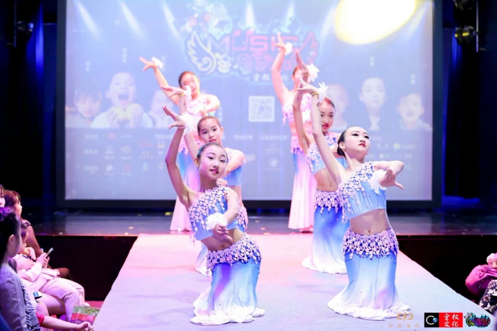Trẻ em mới Trang phục quần áo khiêu vũ cổ điển cô gái quần áo khiêu vũ quốc gia cô gái váy múa chim công váy biểu diễn trrang phục khiêu vũ cho bé