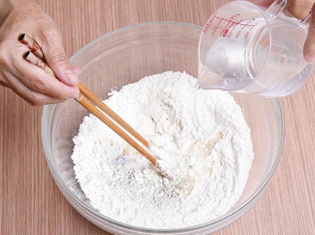 蒸包子时,用冷水还是热水和面?15