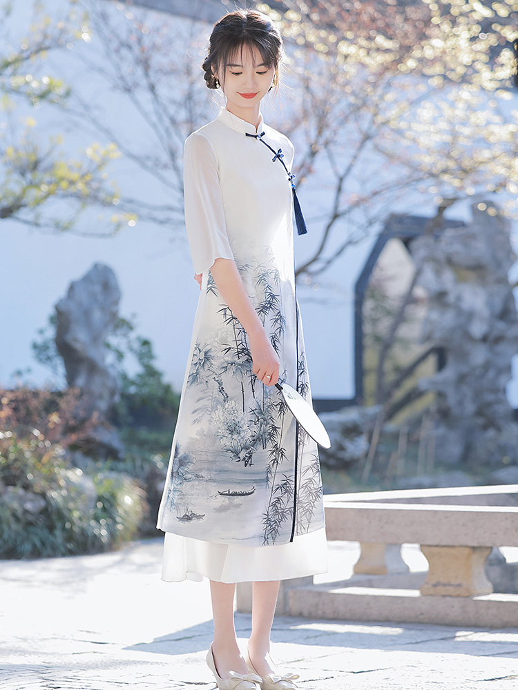 Long lightweight retro cheongsam, Chinese style Long lightweight retro cheongsam, Chinese style